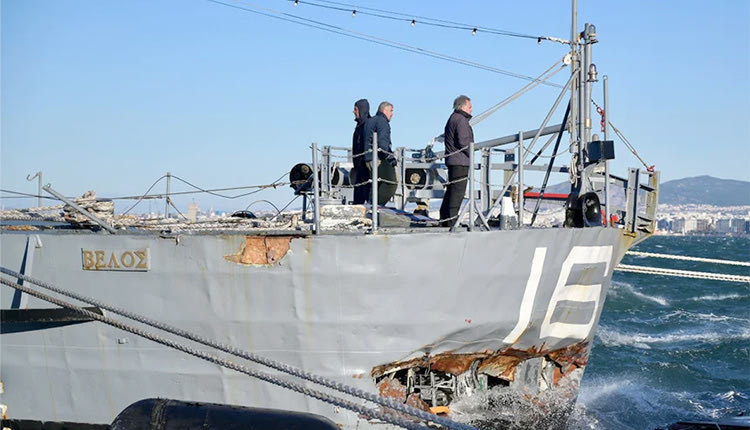 Ζημιές στην πρύμνη του υπέστη, λόγω της θαλασσοταραχής και των δυνατών ανέμων, το ιστορικό «Βέλος», αφού ήταν αγκυροβολημένο στη Νέα Παραλία της Θεσσαλονίκης, αν και δεν είναι η πρώτη φορά που βάλλεται από ισχυρά καιρικά φαινόμενα. Τον περασμένο Μάρτιο είχε προκληθεί ρηγμάτωση πάλι στην πρύμνη.