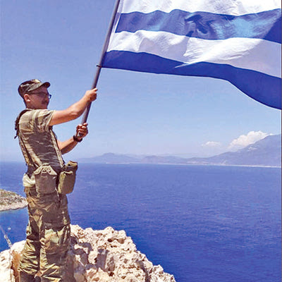 Με τη σημαία υψωμένη στη νησίδα της Ρω, όπου υπηρετούσε