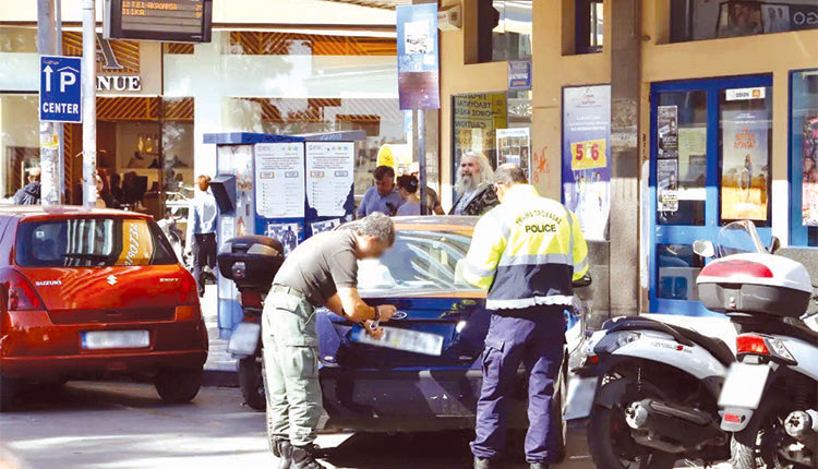 Χρειάστηκε μόλις μία παραμονή Χριστουγέννων για να αναδειχθούν  τα τεράστια προβλήματα που υπάρχουν πλέον στο κέντρο της πόλης, το οποίο είναι πιο αφιλόξενο από ποτέ.