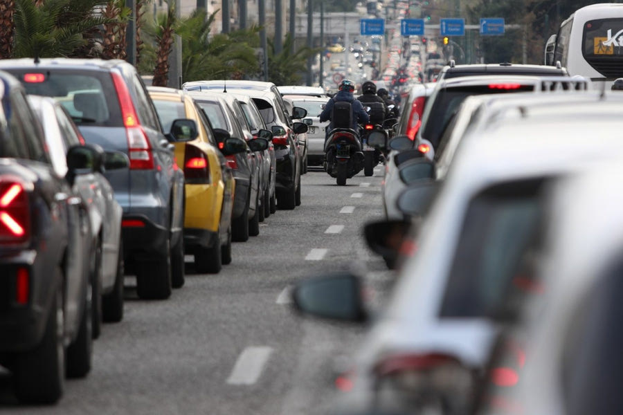 ΑΑΔΕ: Δεν αλλάζουν τα τέλη κυκλοφορίας, αλλάζουν τα πρόστιμα – Πότε αναρτώνται