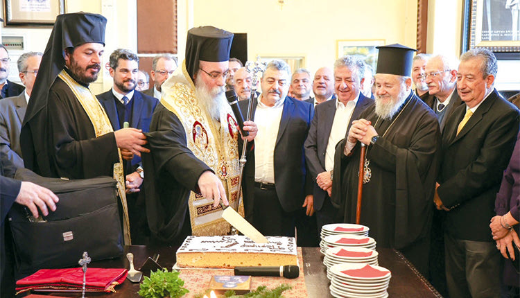 Ο Σταύρος Αρναουτάκης τίμησε και φέτος την παράδοση που τον θέλει, κάθε Πρωτοχρονιά να βρίσκεται στην Αντιπεριφέρεια Χανίων, για την κοπή της βασιλόπιτας, ενισχύοντας το αίσθημα του συγκρητισμού, το οποίο και ευαγγελίζεται από την αρχή της θητείας του.