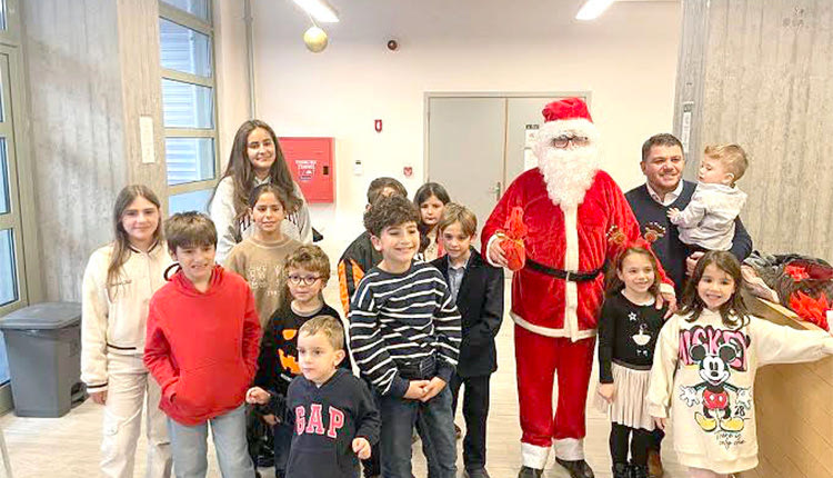 ΩΜε Άι Βασίλη, Θησέα και Μινώταυρο γιόρτασαν τα παιδιά των δημοσιογράφων