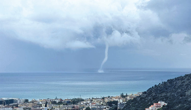 Ο υδροστρόβιλος έφτασε μέχρι τα σύννεφα!