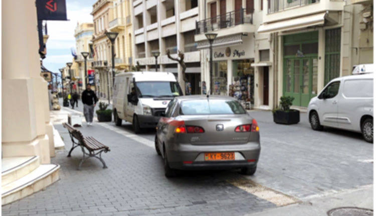 Η φωτογραφία τραβήχτηκε πριν από λίγα 24ωρα από αναγνώστη της «Π» με την απορία: «επιτρέπεται οι υπάλληλοι των δημόσιων υπηρεσιών, εν προκειμένω της Αποκεντρωμένης Διοίκησης να χρησιμοποιούν υπηρεσιακά οχήματα για τις προσωπικές τους δουλειές;»