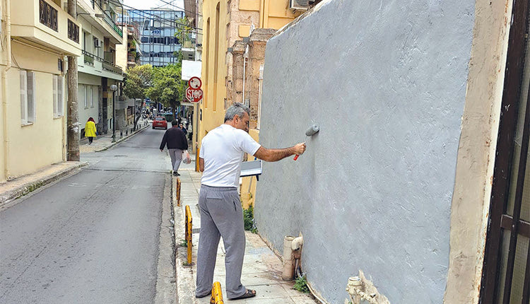 Πολλά μπράβο στον Χανιώτη γιατρό που βρίσκει ευκαιρία όποτε μπορεί να πιάνει πινέλο και μπογιάδες και να καθαρίζει τους τοίχους και τα μνημεία από τα συνθήματα. Αλτρουισμός στην πράξη!