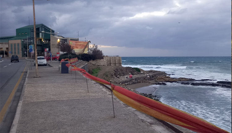 Συγγνώμη κιόλας, βρε παιδιά, αλλά αυτή η λινάτσα κατά μήκος του παραλιακού μετώπου (πριν από το Μουσείο Φυσικής Ιστορίας) κάποια στιγμή δεν πρέπει να αντικατασταθεί από ένα πιο σοβαρό προστατευτικό μέσο;