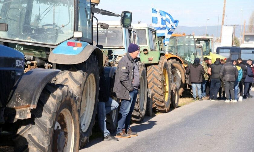 Μπλόκα αγροτών στην Εθνική Οδό –  η συνομιλία με τον Κ. Μητσοτάκη και η ατάκα για «γκαρσόνια»