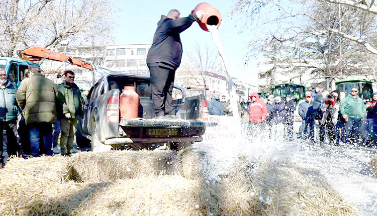 Μπροστά από την Agrotica αναμένεται να παραταχθούν περίπου 300 τρακτέρ