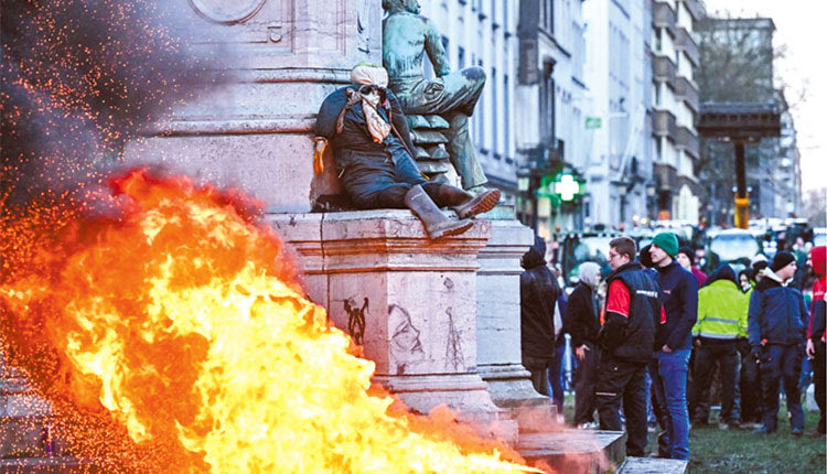 Φαίνεται πως τα όσα γίνονται στις Βρυξέλλες, στο Παρίσι και σε λίγο στην Ελλάδα με τους αγρότες είναι μόνο η κορυφή του παγόβουνου. Και εάν δεν το χειριστούν σοβαρά οι κυβερνήσεις, μάλλον θα έχουμε… παρατράγουδα!