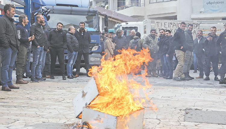 Σε κλοιό διαμαρτυρόμενων αγροτών οι Βρυξέλλες