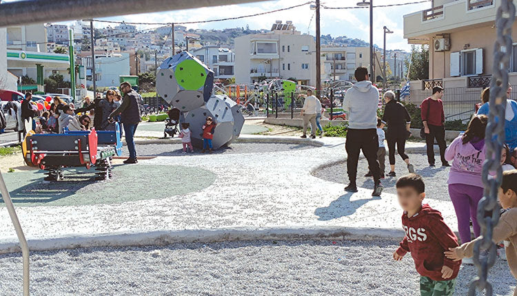 Αποδράσεις από το… σπίτι προσφέρει πλέον η νέα παιδική χαρά της Ερυθραίας, που συγκεντρώνει πλήθος γονέων και παιδιών.