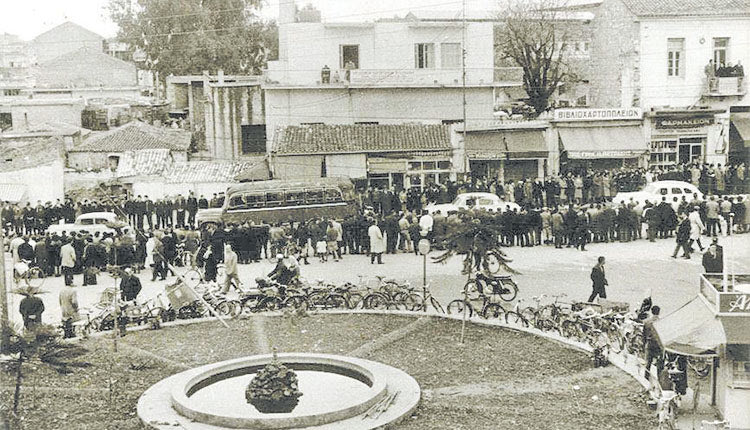 ΦΩΤΟΗΜΕΡΑΣ: 1964. Κόσμος συγκεντρωμένος στα Χανιά περιμένοντας να περάσει η σορός του Σοφοκλή Βενιζέλου.