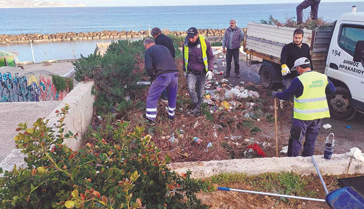 Με ανακούφιση είδαν οι κάτοικοι της παραλιακής την επιχείρηση καθαρισμού από τον Δήμο Ηρακλείου στην ευρύτερη περιοχή του Καράβολα, την οποία περίμεναν καιρό για να ευπρεπιστεί ο χώρος, που είχε βυθιστεί στην εγκατάλειψη.