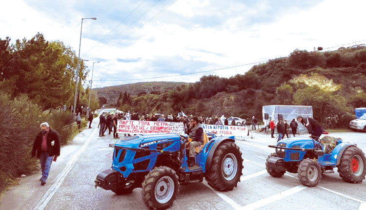 Με συγκέντρωση και μπλόκα στα Μεγάλα Χωράφια συνεχίζουν στην Κρήτη τις κινητοποιήσεις τους οι αγρότες που πρόσκεινται στο ΚΚΕ