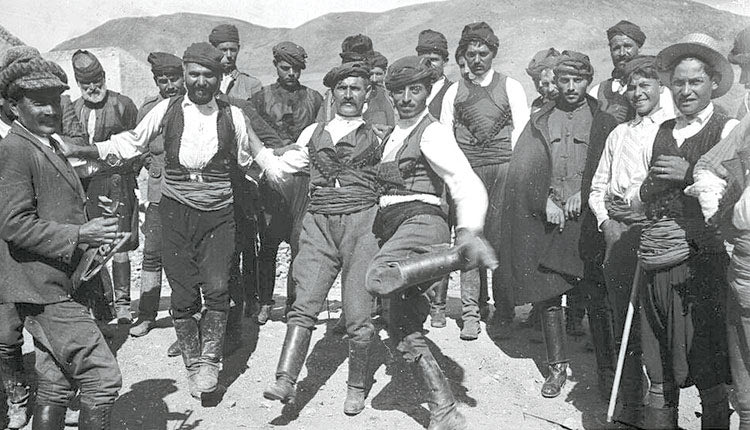 ΦΩΤΟΗΜΕΡΑΣ: Χορευτές στην Κρήτη το 1925.