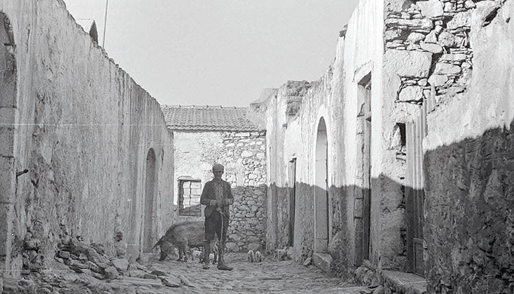 ΦΩΤΟΗΜΕΡΑΣ: Στο Καστέλλι το 1942. Φωτογραφία του Γερμανού αξιωματικού Karl Ottahal.