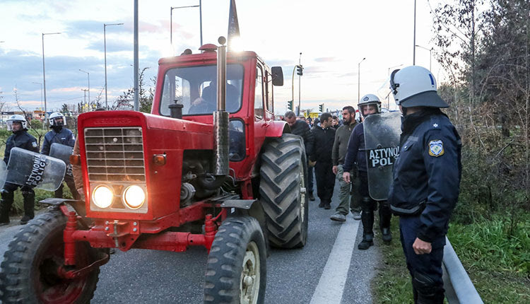 ΚΑΤΕΒΑΙΝΟΥΝ ΣΤΟ ΣΥΝΤΑΓΜΑ Ζεσταίνουν τις μηχανές των τρακτέρ