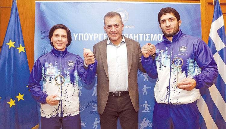 Ο αναπληρωτής υπουργός Αθλητισμού κ. Βρούτσης με την Πρεβολαράκη και τον Κουρουκλίεφ