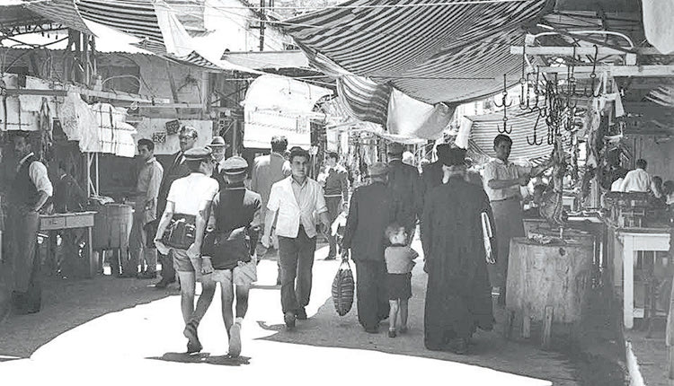 ΦΩΤΟΗΜΕΡΑΣ:Στο Ηράκλειο, σε δρόμο της αγοράς, 1957, φωτογράφος Lamberto Vitali.