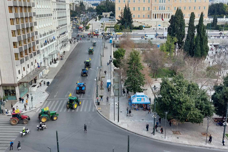 Στο Σύνταγμα κατέφθασαν τα πρώτα τρακτέρ