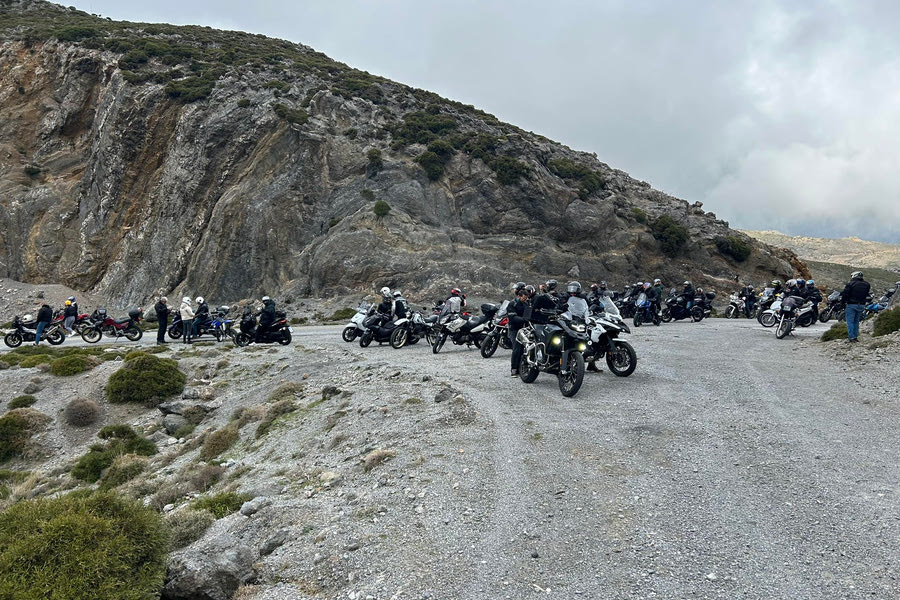 Η συνήθεια της μεγάλης παρέας των μοτοσικλετιστών που έγινε λατρεία!