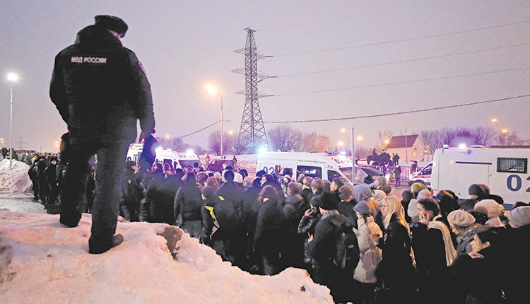 Παρά τις προειδοποιήσεις των ρωσικών Αρχών, αρκετοί Ρώσοι βρέθηκαν στην κηδεία