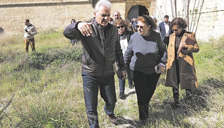 Η ΑΥΤΟΨΙΑ ΤΗΣ ΜΕΝΔΩΝΗ ΚΑΙ Η ΚΡΙΣΙΜΗ ΣΥΣΚΕΨΗ Τα τείχη προς Λότζια, αλλά χωρίς πάρκινγκ