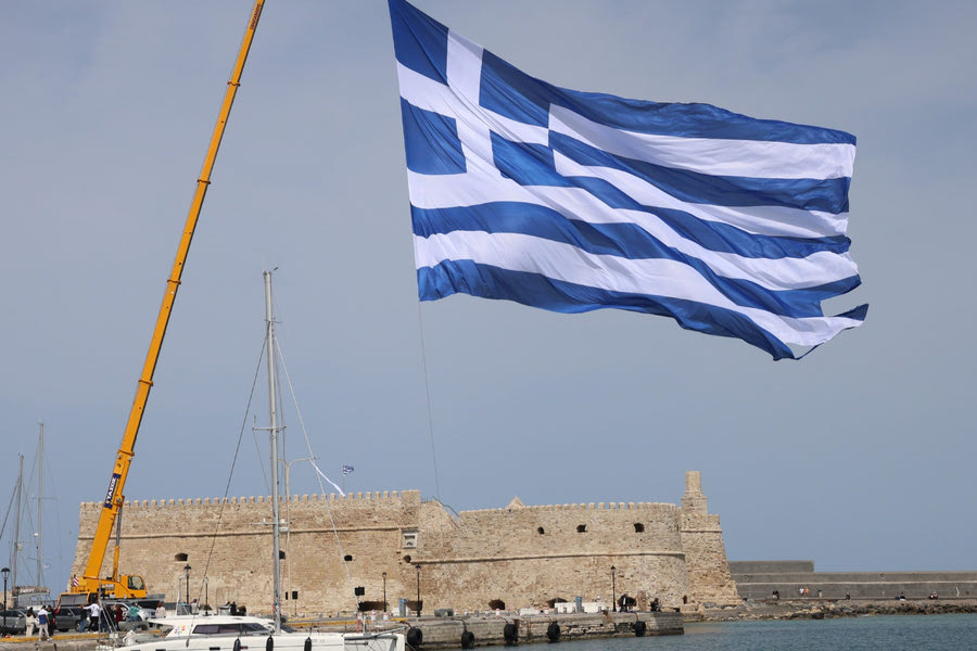 Μια τεράστια ελληνική σημαία κυματίζει στον Κούλε