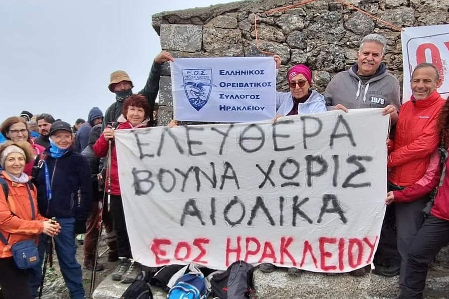 Ανέβηκαν στα… 1571 μέτρα για να φωνάξουν «Λευτεριά στα Λασηθιώτικα Βουνά»