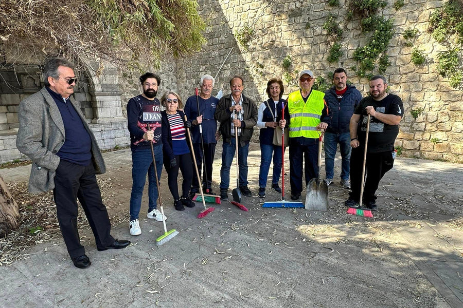 Εθελοντές έπιασαν τις σκούπες και καθάρισαν την Πύλη του Αγίου Γεωργίου