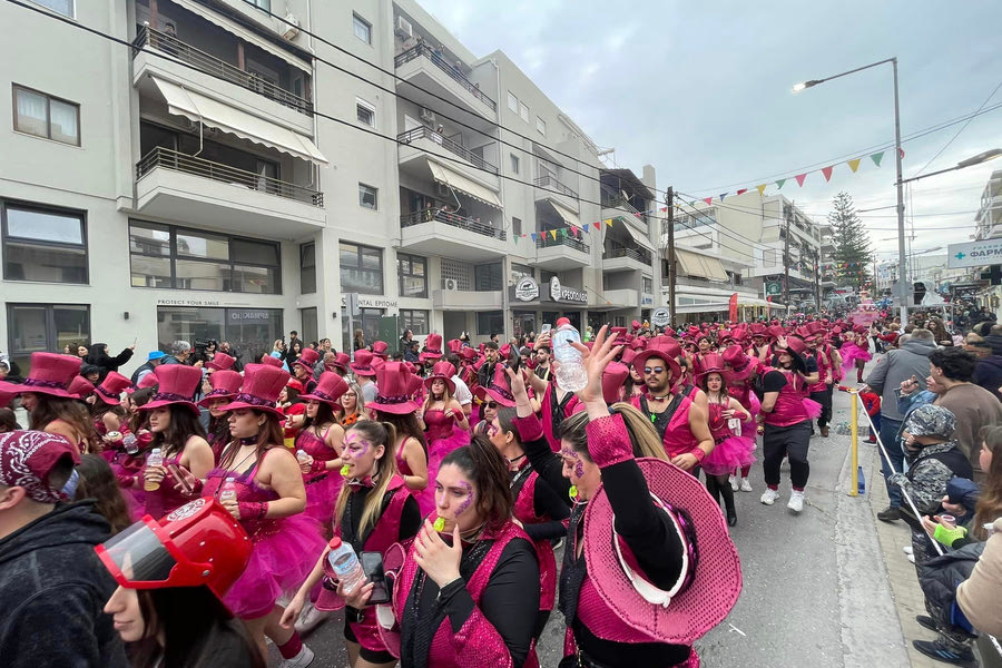 Ρέθυμνο: Ο συννεφιασμένος καιρός δεν χάλασε το κέφι των καρναβαλιστών