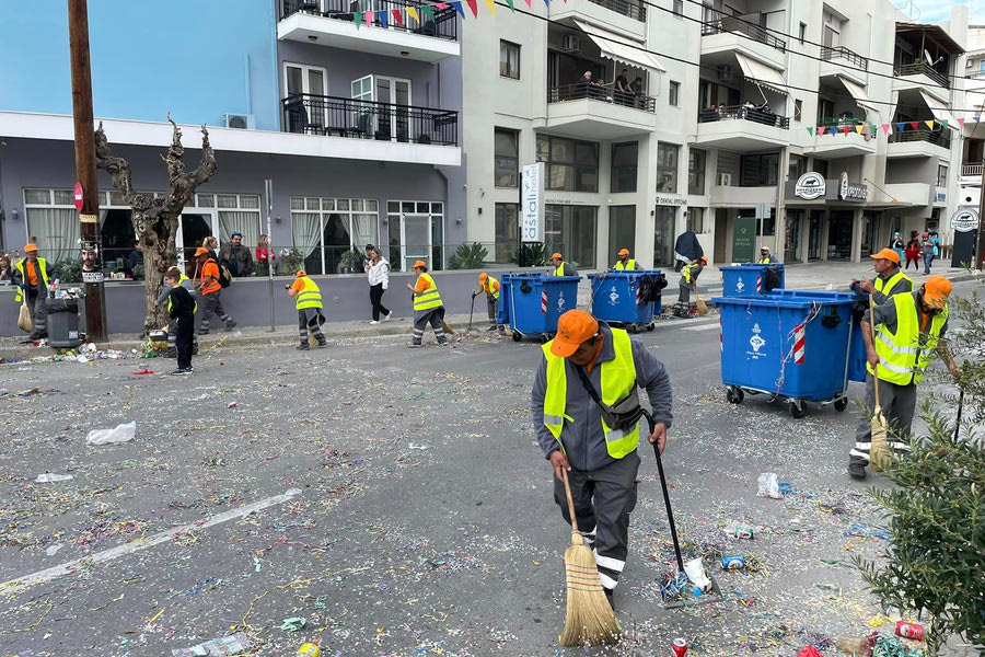 Tελείωσε η παρέλαση, έπιασαν τις σκούπες