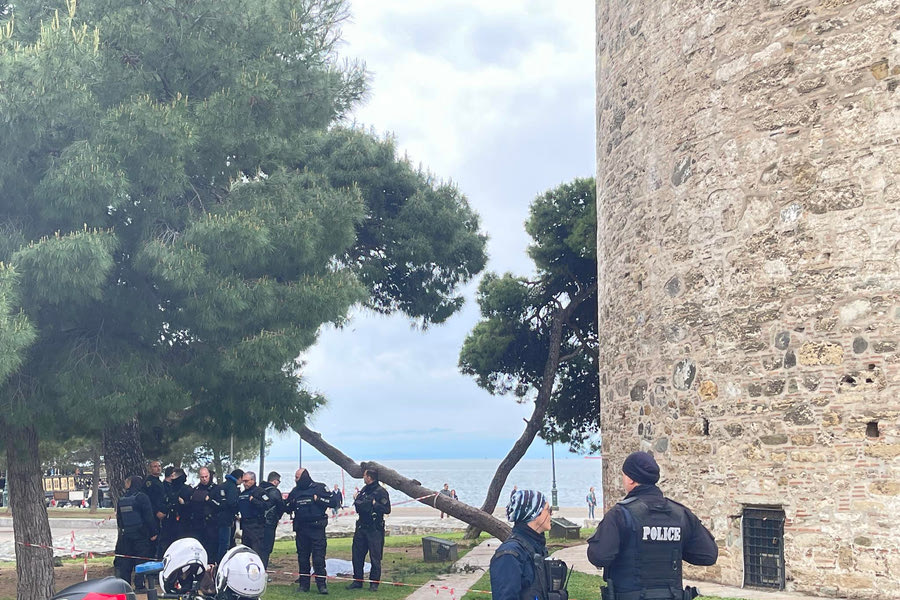 Λευκός Πύργος: Περίμενε να φύγει ο κόσμος και πήδηξε στο κενό ο 34χρονος