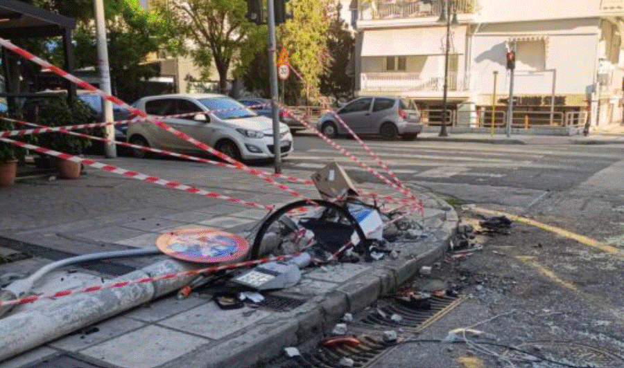 Θεσσαλονίκη: Αυτοκίνητο «καρφώθηκε» σε κολώνα