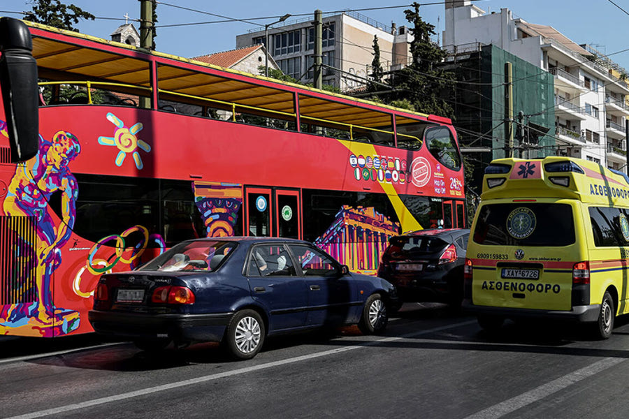 Καλώδιο τρόλεϊ έπεσε σε ανοιχτό λεωφορείο και τραυμάτισε έξι άτομα