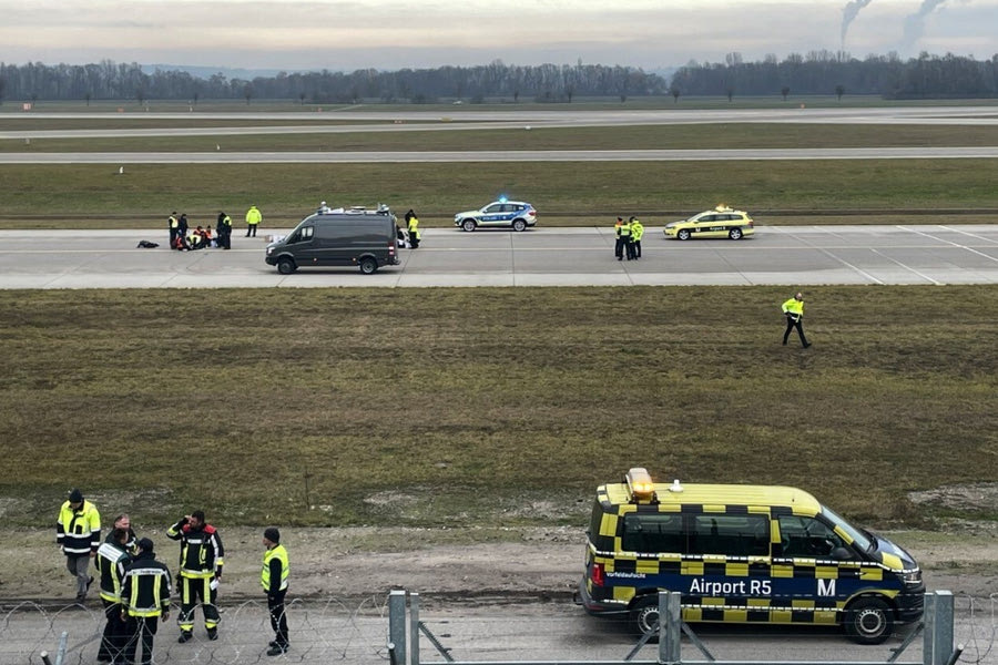 Γερμανία: Ακτιβιστές για το κλίμα παρέλυσαν τη λειτουργία του αεροδρομίου στο Μόναχο – Οκτώ συλλήψεις