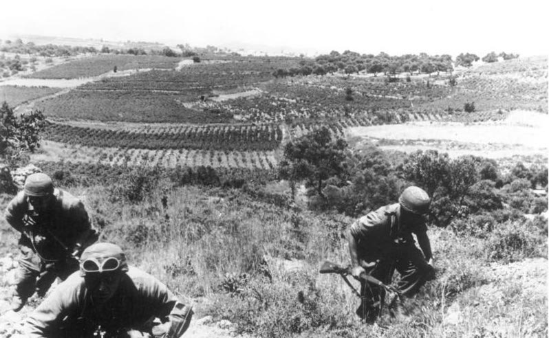 Μάιος του 1941: Γερμανοί αλεξιπτωτιστές μόλις έχουν πέσει στην Κρήτη
