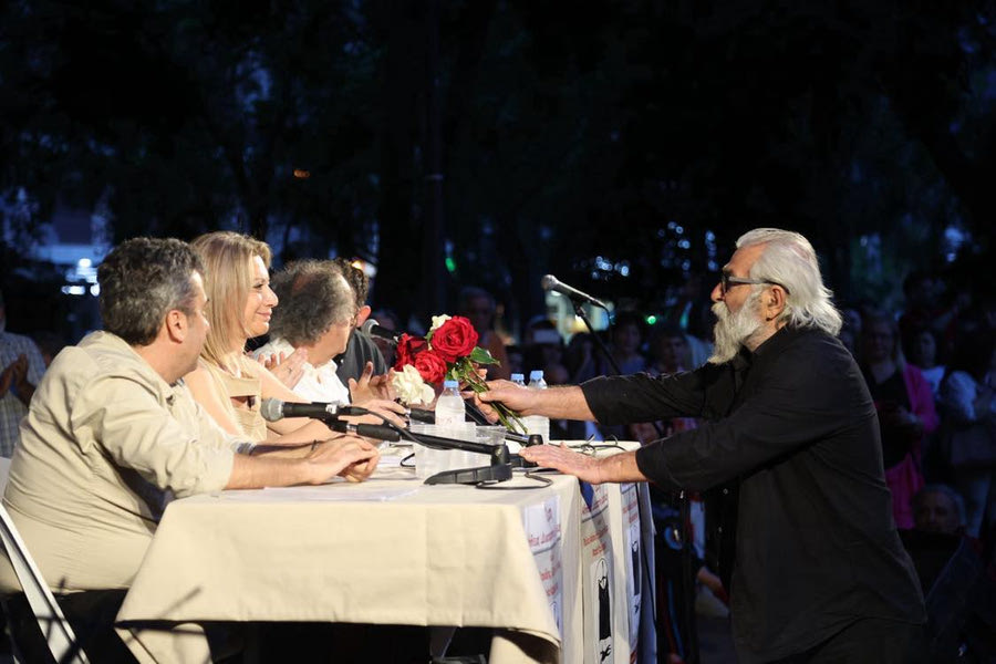 Η Καρυστιανού, το πάρκο που «πλημμύρισε» και τα τριαντάφυλλα του Χιωτέλη