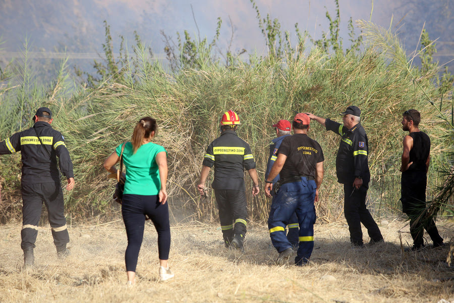 Πυροσβέστες πήγαν να σβήσουν τη φωτιά και…. δέχτηκαν επίθεση!