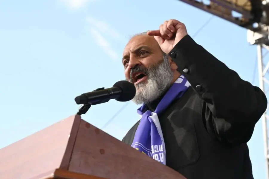 Αρχιεπίσκοπος στην Αρμενία έβγαλε τα ράσα για να διεκδικήσει την πρωθυπουργία