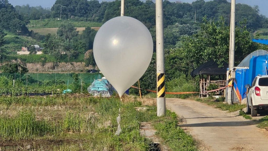 Η Βόρεια Κορέα έστειλε μπαλόνια γεμάτα σκουπίδια στη Νότια