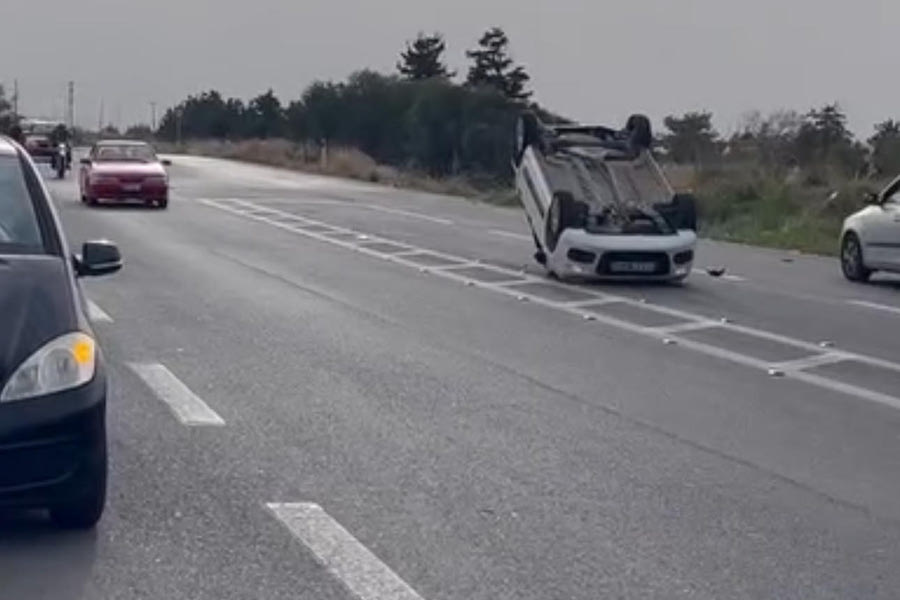 Αυτοκίνητο τούμπαρε στη μέση του δρόμου