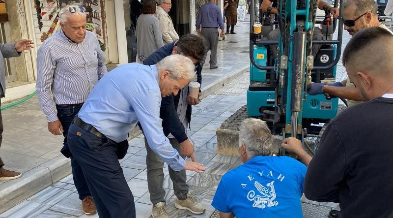 Αγώνας δρόμου για την άμεση αποκατάσταση της ζημιάς στον αγωγό λυμάτων στην κεντρική αγορά