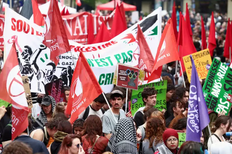 Γαλλία: Επεισόδια κατά τη διάρκεια διαδηλώσεων για την Εργατική Πρωτομαγιά στο Παρίσι