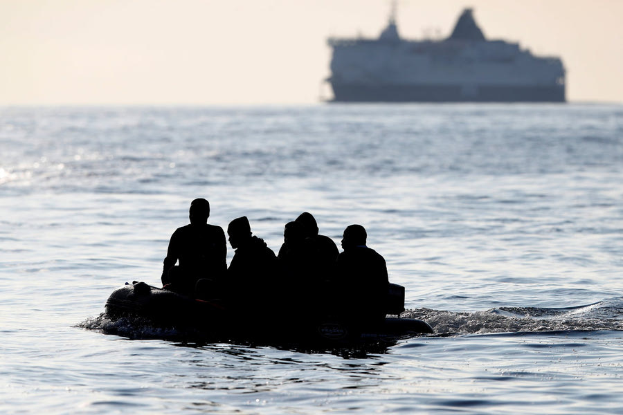 Μετανάστες εντοπίστηκαν στους Καλούς Λιμένες- Μια έγκυος γυναίκα και τα παιδιά της ανάμεσά τους