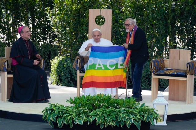 Ιταλία: Ένας Ισραηλινός και ένας Παλαιστίνιος αγκαλιάστηκαν μπροστά στον πάπα Φραγκίσκο