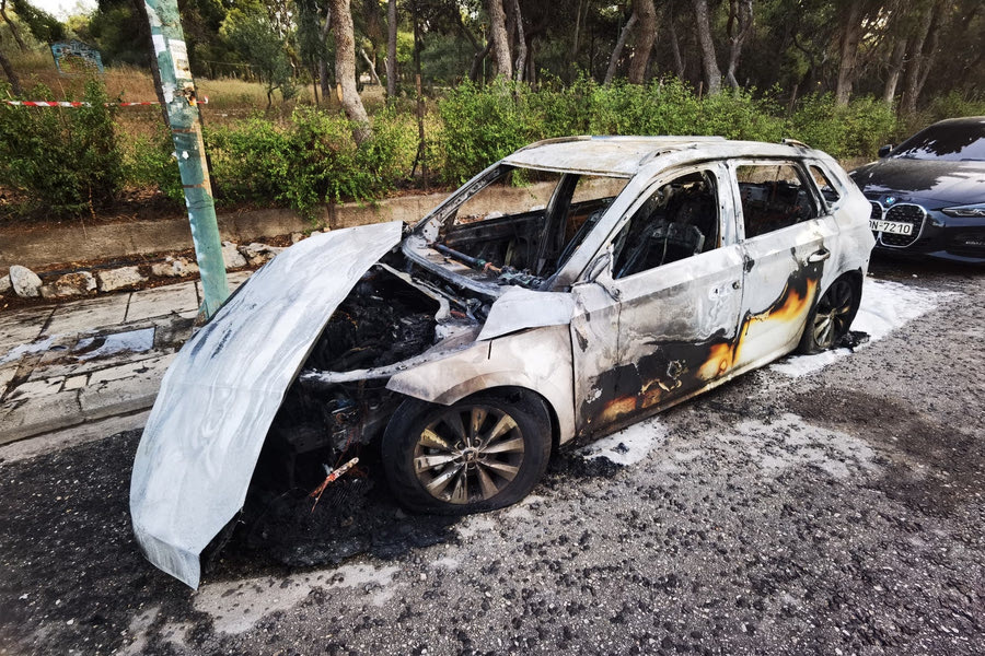 Θεσσαλονίκη: Φωτιά σε 4 οχήματα σε εμπορικό κέντρο