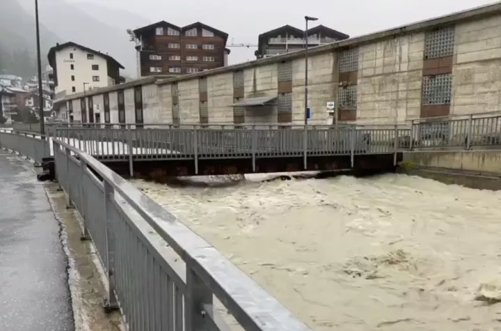 Ελβετία: Εικόνες καταστροφής μετά τις φονικές πλημμύρες