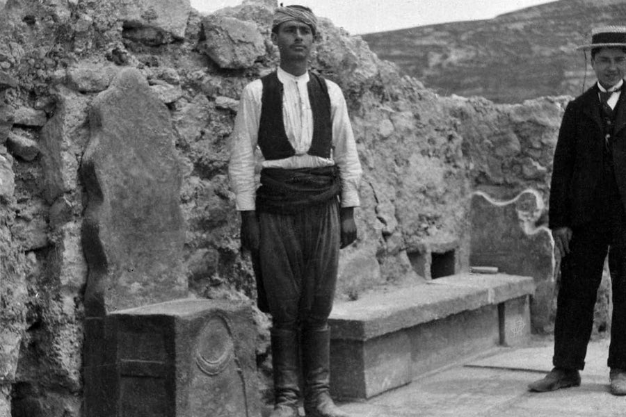Στα 1901, Κρήτη, νεαροί δίπλα στον θρόνο του Μίνωα