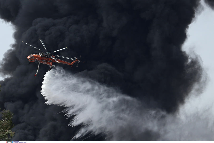 Η «μάχη» των πυροσβεστών με τις φλόγες σε εργοστάσιο στην Κηφισιά